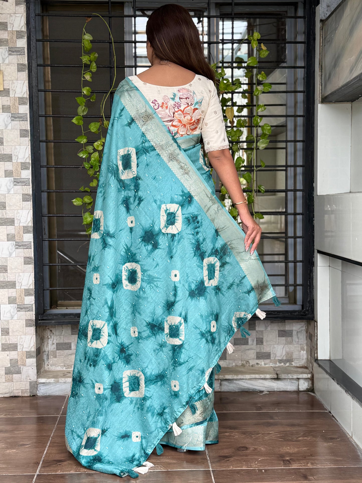 Anuscouture Srivalli - Elegant Shibori Saree with Zari Border Detailing Anuscouture